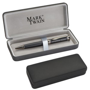 MARK®TWAIN twist balpen van metaal met gegraveerde applicaties, blauwe vulling in bijpassende geschenkdoos voor een verjaardag 1061203