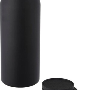 Puede incluir: Una botella de agua de acero inoxidable negra con una tapa negra y una correa de transporte de cuero negro.