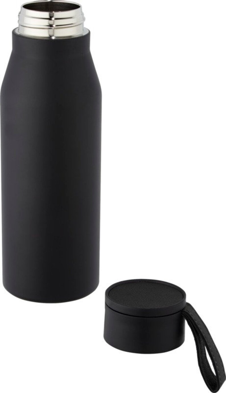 Puede incluir: Una botella de agua de acero inoxidable negra con una tapa negra y una correa de transporte de cuero negro.