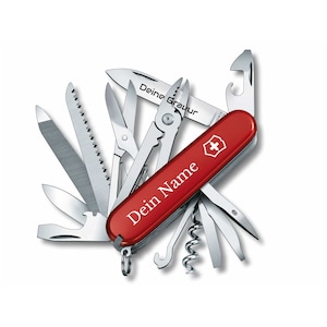 Könnte beinhalten: Ein rotes Schweizer Taschenmesser mit einer Vielzahl von Werkzeugen, darunter eine Klinge, eine Säge, ein Schraubendreher, ein Flaschenöffner und ein Korkenzieher. Das Messer ist geöffnet und die Werkzeuge sind sichtbar. Das Messer ist personalisiert mit dem Text "Dein Name" und "Deine Gravur".