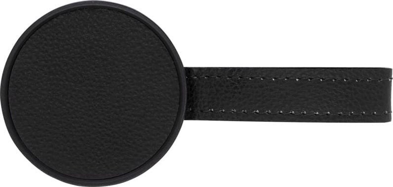 Puede incluir: Tap&oacute;n de botella de cuero negro con parte superior redonda y una correa cosida.