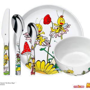 Op de afbeelding: Een kinderservies bestaande uit een bord, kom, vork, mes en lepels. De set is versierd met tekenfilm bijen, bloemen en paddenstoelen. Het bord en het bestek hebben kleurrijke illustraties. De kom is wit. Ontworpen voor kinderen.