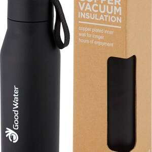 Puede incluir: Botella de agua aislada negra con una correa de transporte negra y un logotipo blanco que dice "Good Water". La botella est&aacute; en una caja de cart&oacute;n con el texto "COPPER VACUUM INSULATION" y "copper plated inner wall for longer hours of enjoyment".