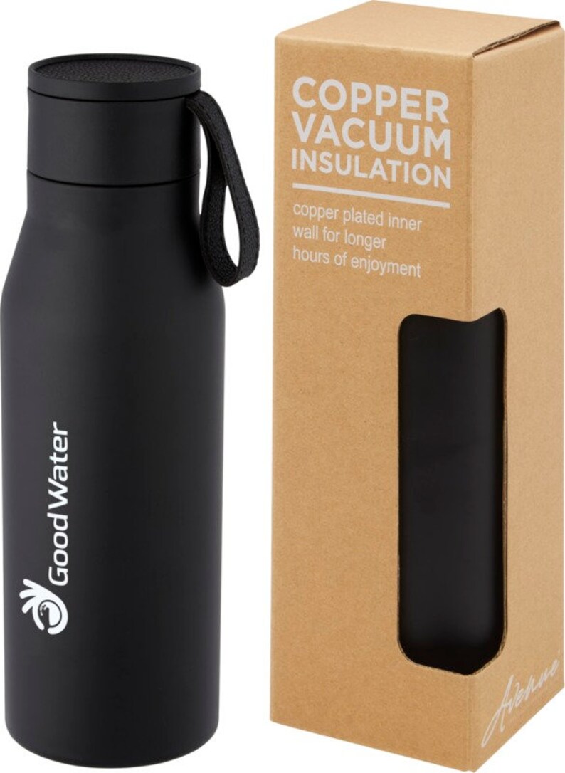 Puede incluir: Botella de agua aislada negra con una correa de transporte negra y un logotipo blanco que dice "Good Water". La botella est&aacute; en una caja de cart&oacute;n con el texto "COPPER VACUUM INSULATION" y "copper plated inner wall for longer hours of enjoyment".