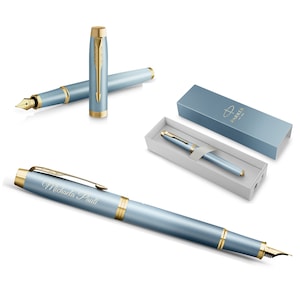 May include: A blue Parker Sonnet fountain pen with gold accents and a personalised inscription that reads "Michaela Pauli". The pen is shown in a box with the Parker logo.