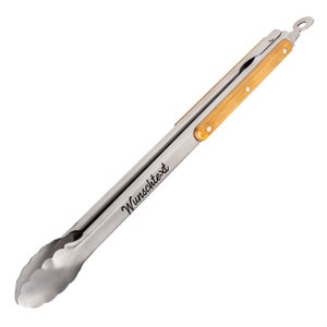 Peut inclure: Pinces de cuisson en argent avec une poignée en bois. Les pinces ont un bord festonné et sont gravées avec le texte "Wunschtext".
