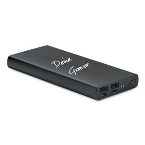 Könnte beinhalten: Eine schwarze, rechteckige Powerbank mit dem weißen Text "Deine Gravur" auf der Oberseite. Die Powerbank hat mehrere Anschlüsse und eine Betriebsanzeige. Es ist ein tragbares Ladegerät.