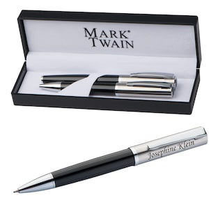 Könnte beinhalten: Ein schwarzes Stift- und Bleistiftset in einer schwarzen Box mit den Worten "Mark Twain" auf dem Deckel. Der Stift ist silber und schwarz mit einem silbernen Clip. Der Bleistift ist schwarz mit einer silbernen Spitze. Das Set befindet sich in einer schwarzen Box mit weißem Innenraum.