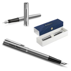Könnte beinhalten: Eine Auswahl an silbernen Füllfederhaltern, darunter einer mit dem eingravierten Namen "Leonie Maier". Ein Stift ist ohne Kappe, ein anderer in einer blau-weißen Schachtel mit dem "Waterman"-Logo.