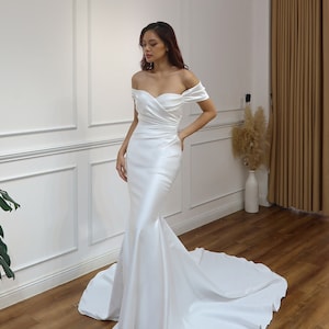 Fit & Flare-trouwjurk van zijde met afneembare mouw, overrok in oude Hollywood-stijl/elegante chique satijnen jurk met gedrapeerd lijfje | HAYLEY