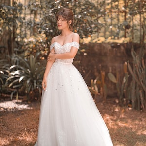 Baljurk trouwjurk met glinsterende pailletten, off-shoulder halslijn en korset aan de achterkant voor glamoureuze bruiloft - (CAPELLA)
