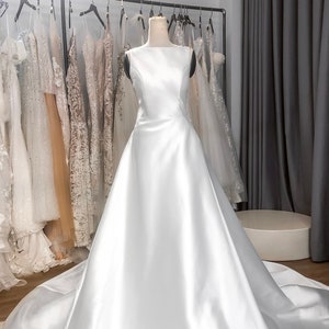 Abito da sposa minimalista in mikado con lungo strascico