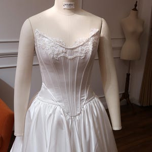Vintage Korsett Seide Brautkleid mit baskischer Taille & Abnehmbarer Schulterfreier Ausschnitt - Elegantes Brautkleid | EMI