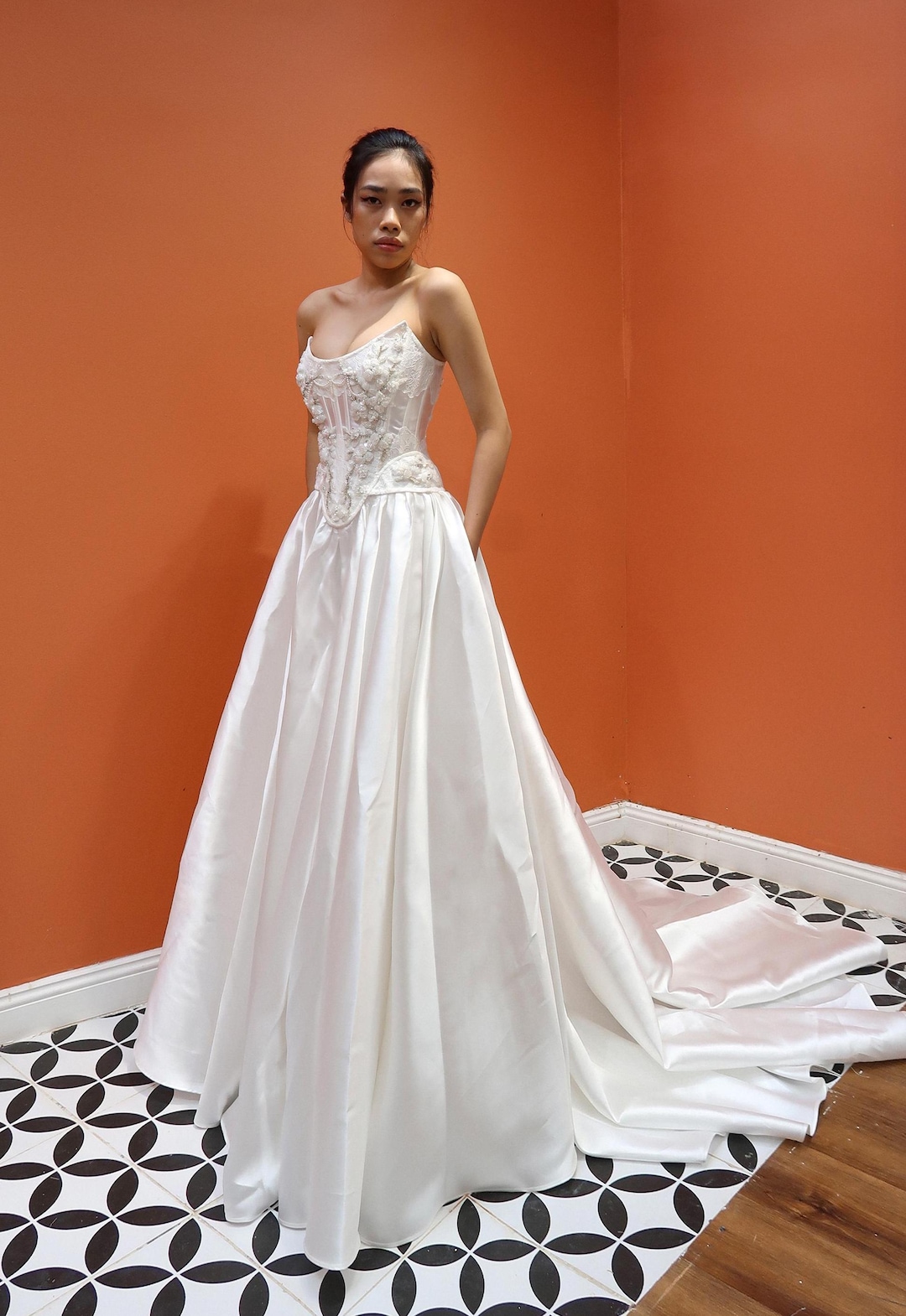 Abito da sposa in stile rinascimentale con vita basca Abito da - Main Image