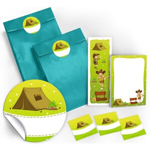 Könnte beinhalten: Ein Set an Camping-Partyartikeln, darunter zwei türkisfarbene Geschenktüten mit braunen Zeltaufklebern, drei grüne Zeltaufkleber, ein grünes Lesezeichen mit einem Zelt und zwei Kindern, eine grüne Karte mit einem leeren Platz und zwei Kindern sowie drei grüne Karten mit einem Zelt und einem leeren Platz.