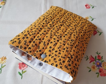 Muslin book cover with closure Booksleeve Leo Print