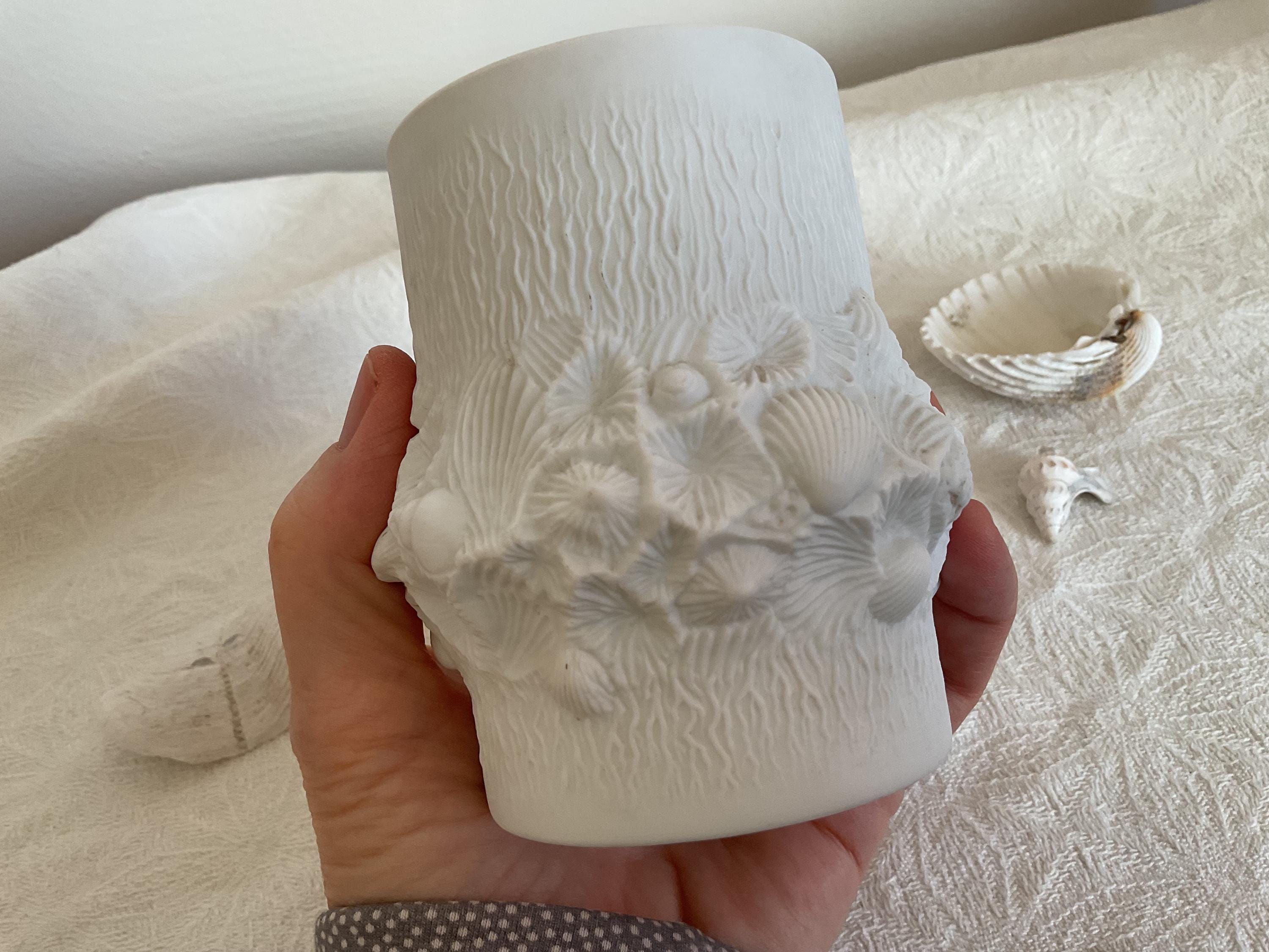 AK Kaiser Biskuit Porzellan Vase, weiß, mit Muscheln, ca. 10 cm hoch