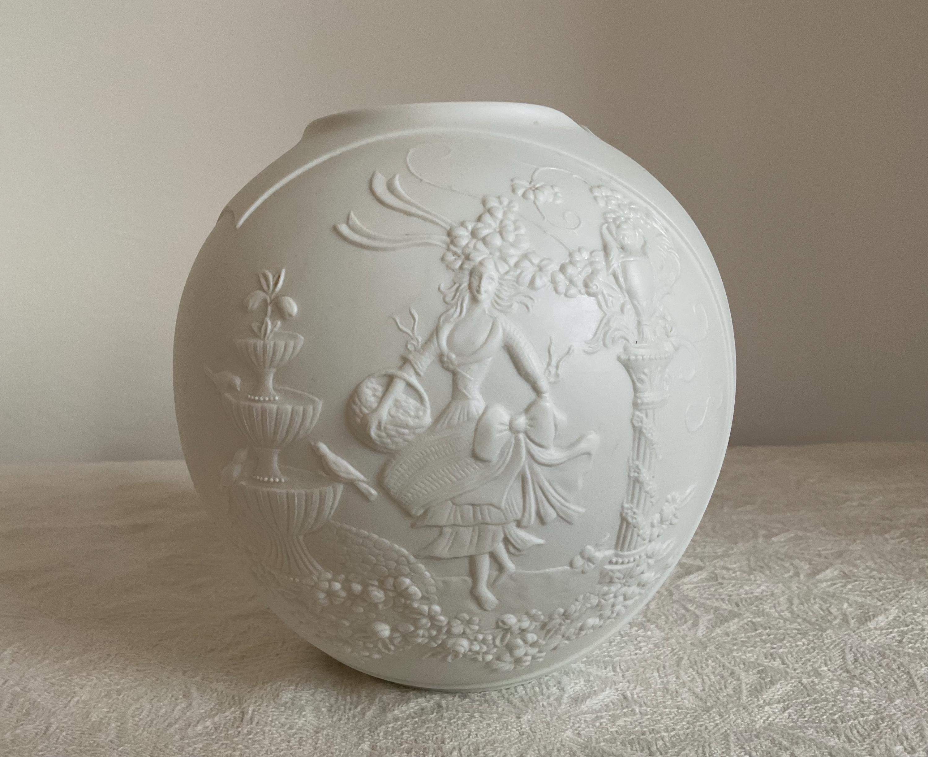 AK Kaiser Biskuit, Porzellan, kugelige Vase, weiß, ca. 12 cm hoch, Kugelvase, runde Vase