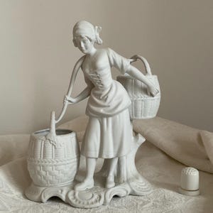 Porzellan Figur, junge Korbträgerin, Arpo, weiß, weibliche Porzellanfigur, Arpo-Porzellan, junge Frau