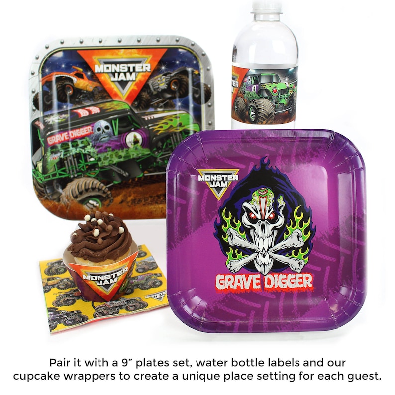 Puede incluir: Suministros para fiestas con tem&aacute;tica de Monster Jam Grave Digger, que incluyen un plato cuadrado morado con un dise&ntilde;o de calavera y huesos cruzados, un envoltorio para cupcakes con el logotipo de Monster Jam y una etiqueta para botellas de agua con una imagen de un cami&oacute;n monstruo.