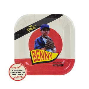 Op de afbeelding: Vierkante papieren bord met een honkbalthema, met een speler en de tekst "The Sandlot" en "Benny". Het bord heeft een rood en wit ontwerp met een zwarte streep. Een kleine cirkel op het bord luidt "A DIFFERENT CHARACTER ON EVERY PLATE".