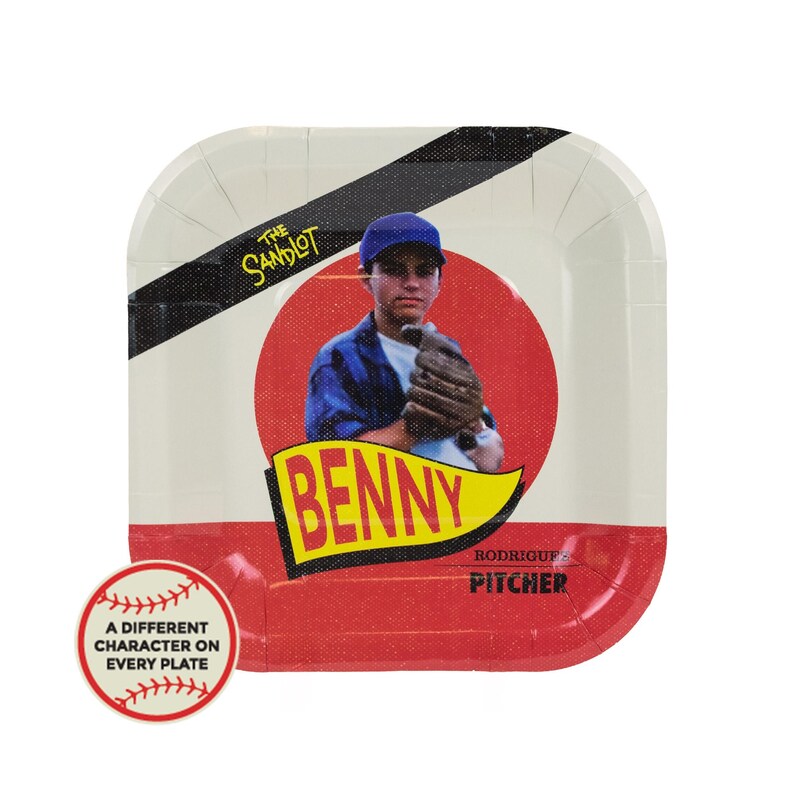 Op de afbeelding: Vierkante papieren bord met een honkbalthema, met een speler en de tekst "The Sandlot" en "Benny". Het bord heeft een rood en wit ontwerp met een zwarte streep. Een kleine cirkel op het bord luidt "A DIFFERENT CHARACTER ON EVERY PLATE".