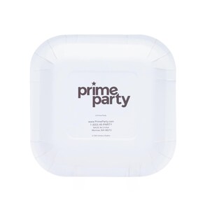 Op de afbeelding: Een witte, vierkante papieren bord met afgeronde hoeken. Het bord heeft een licht verhoogde rand en is voorzien van de tekst "prime party" in donkerbruin. Extra tekst bevat een website en contactgegevens.