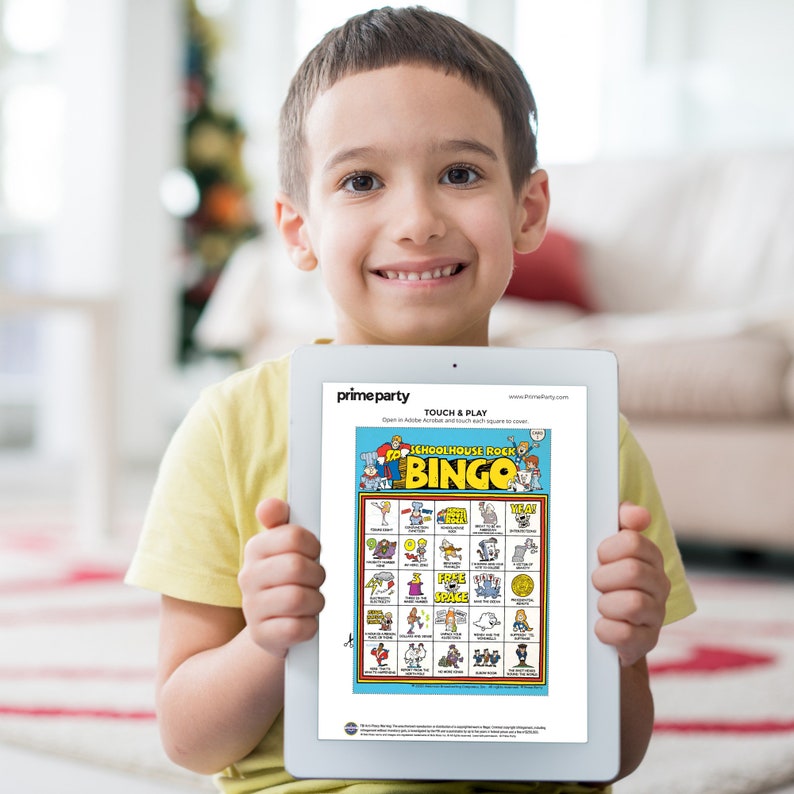Puede incluir: Un ni&ntilde;o peque&ntilde;o sostiene una tableta que muestra un juego de bingo imprimible "Schoolhouse Rock". El juego presenta una cuadr&iacute;cula colorida con im&aacute;genes y texto relacionados con la popular serie de televisi&oacute;n educativa.