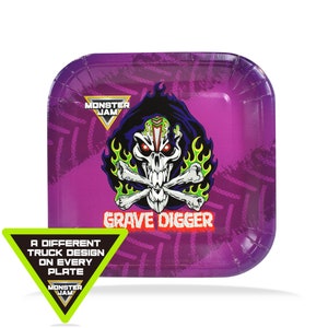 Puede incluir: Plato de papel cuadrado morado con un dise&ntilde;o de Monster Jam Grave Digger. El dise&ntilde;o presenta una calavera con un dise&ntilde;o de llamas verdes y amarillas y huesos cruzados. El texto "Monster Jam" y "Grave Digger" est&aacute; impreso en el plato.
