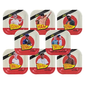 Op de afbeelding: Set van acht vierkante papieren borden met baseballspelers uit de film "The Sandlot". Elk bord toont een ander personage met naam, in een rood-wit ontwerp.