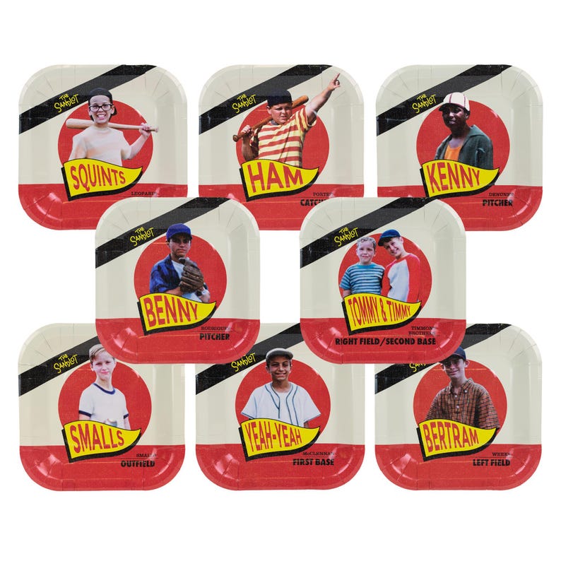 Op de afbeelding: Set van acht vierkante papieren borden met baseballspelers uit de film "The Sandlot". Elk bord toont een ander personage met naam, in een rood-wit ontwerp.