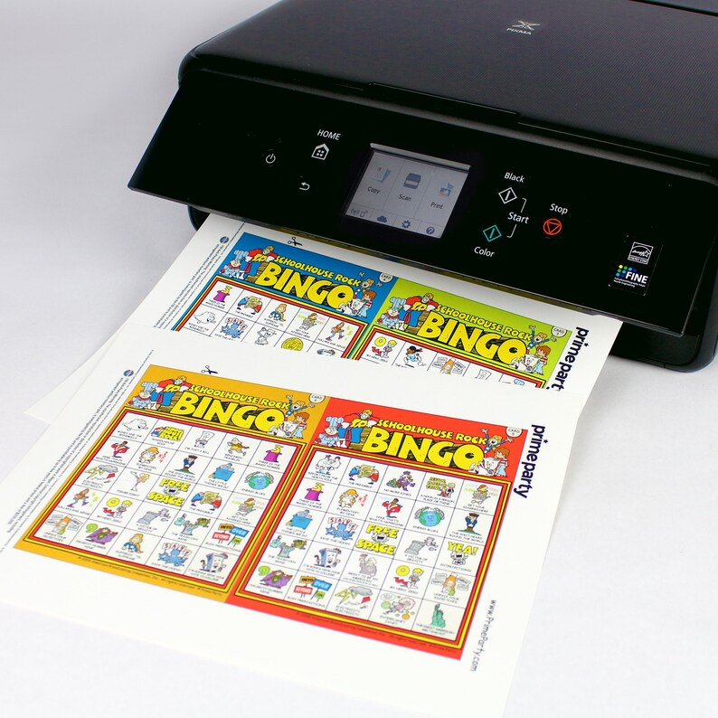 Puede incluir: Cuatro tarjetas de bingo coloridas con el texto "Schoolhouse Rock Bingo" impreso en ellas. Las tarjetas se est&aacute;n imprimiendo desde una impresora negra.