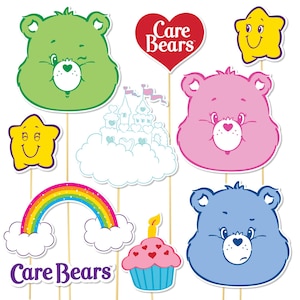 Peut inclure: Décorations de fête sur le thème des Care Bears avec un arc-en-ciel, un nuage avec un château, un cupcake avec une bougie, un ours vert, un ours rose, un ours bleu et deux étoiles jaunes. Le texte "Care Bears" apparaît deux fois sur l'image.