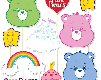 Puede incluir: Decoraciones para fiestas con temática de Care Bears con un arcoíris, una nube con un castillo, una magdalena con una vela, un oso verde, un oso rosa, un oso azul y dos estrellas amarillas. El texto "Care Bears" aparece dos veces en la imagen.