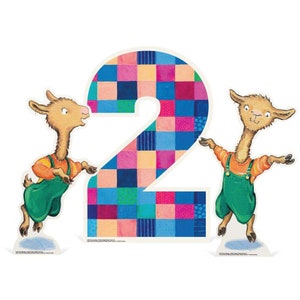 Op de afbeelding: Twee kleurrijke lama's staan aan weerszijden van een groot patchwork nummer twee. Het nummer is gemaakt van vierkanten in verschillende kleuren, waaronder roze, blauw, groen en oranje. De lama's dragen overalls en hebben een vriendelijke uitdrukking.
