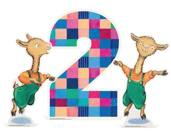 Puede incluir: Dos llamas coloridas se colocan a cada lado de un gran número dos de patchwork. El número está hecho de cuadrados de diferentes colores, incluyendo rosa, azul, verde y naranja. Las llamas llevan monos y tienen una expresión amigable.