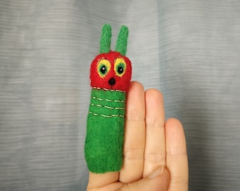Fingerpuppe grün rote Raupe