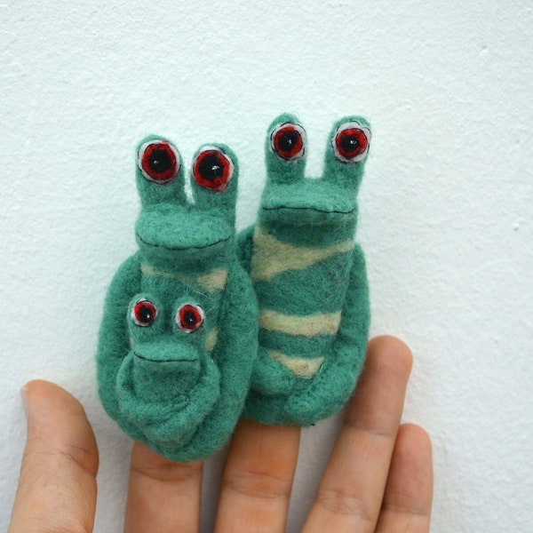 finger puppet Abbe with child