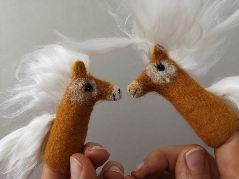 Fingerpuppe Haflinger Pony Bild 8