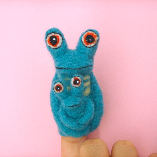 finger puppet Abbe with child