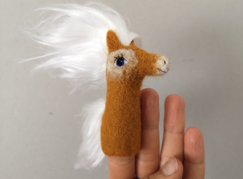 Fingerpuppe Haflinger Pony Bild 5