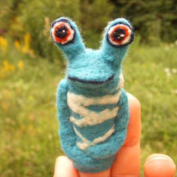 Finger puppet Abbe the googly-eyed frog
