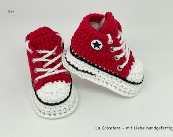 Turnschuhe Sneaker Babyschuhe rot / weiß gehäkelt