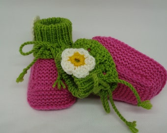 Gestrickte Babyschühchen, Babyschuhe pink grün / Himbeere