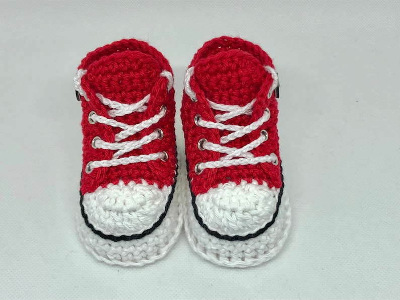 Turnschuhe Sneaker Babyschuhe rot / weiß gehäkelt Bild 2