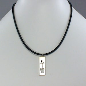 Cat pendant in silver with rubber band