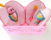 Babycadeau set, babyspeelgoed gehaakt, baby knisperboekje, rammelaar, rustig boekje, vingerpopje, rups, baby’s eerste boek, appel amigurumi