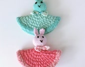 Knuffel handdoekje konijn,  gehaakt, tutteldoekje, babycadeau, baby accessoires, kraamcadeautje, speelgoed konijn baby