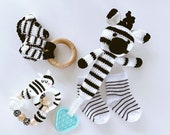 Baby geschenkset, gehaakte zebra babyknuffel, grijpring, rammelaar zebra