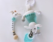 BABY GESCHENKSET “ knuffel lammetje, schaap”, en speenkoord, gehaakt kraamcadeau, inklapbaar eco kratje